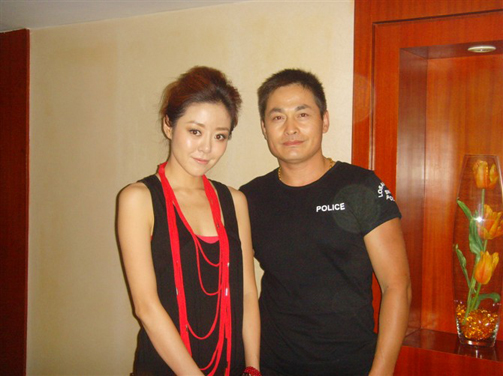 紅四方廣告演藝有限公司董事長(zhǎng)桑康健先生和超女安又琪女士在合肥江淮大劇院演出留影于黃山賓館