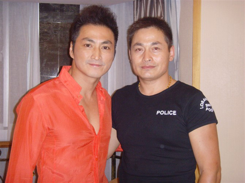紅四方廣告演藝有限公司董事長(zhǎng)?？到∠壬拖愀塾耙暩杳餍呛渭覄畔壬趽P(yáng)州激情百度酒吧演出留影